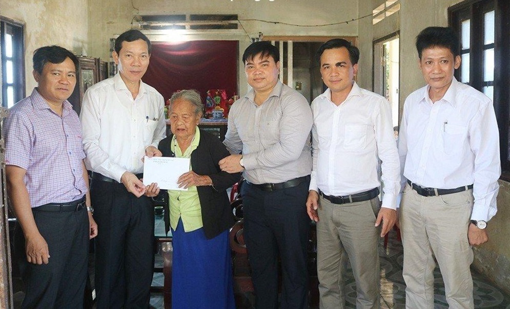 Trưởng Ban Dân vận Tỉnh ủy, Chủ tịch Ủy ban MTTQVN tỉnh Võ Thanh An thăm, tặng quà gia đình người có công huyện Minh Long