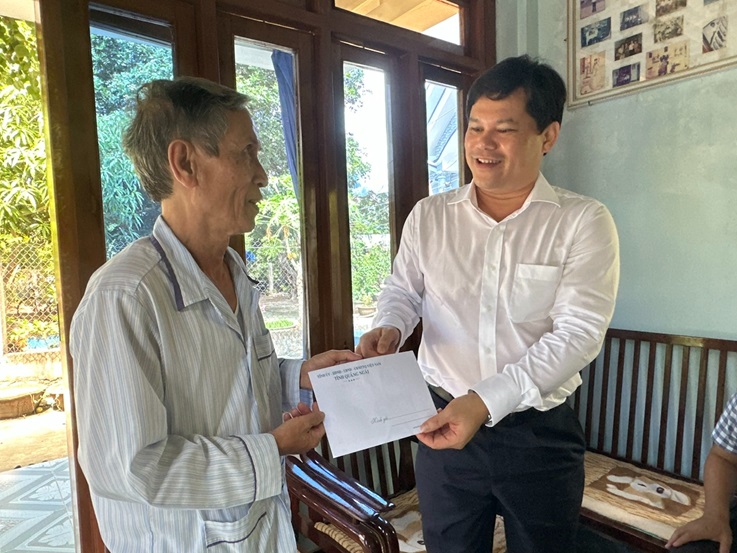Phó Chủ tịch UBND tỉnh Trần Phước Hiền thăm, tặng quà các gia đình người có công ở huyện đảo Lý Sơn (2)