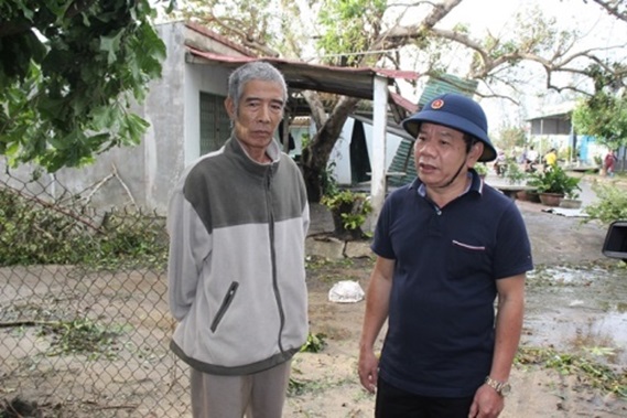 Chủ tịch UBND tỉnh Đặng Văn Minh thăm hỏi, động viên người dân sau bão số 9