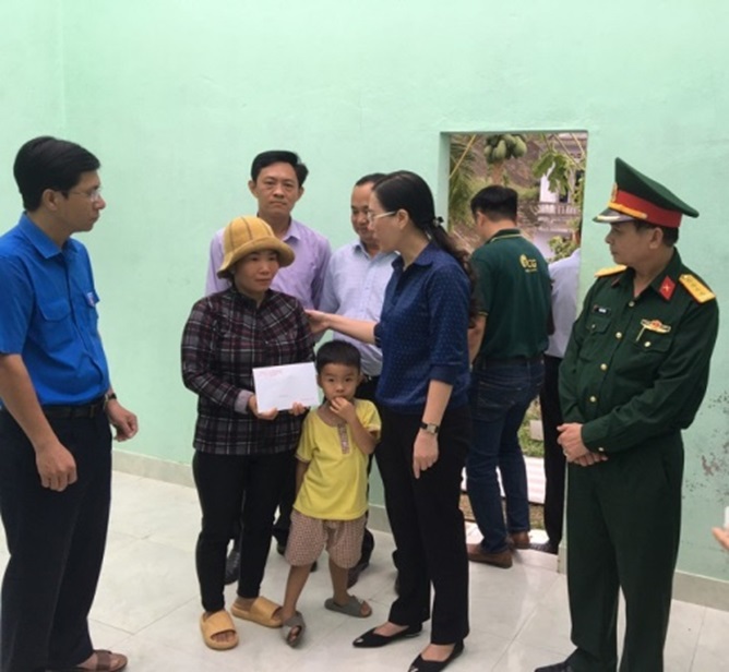 Bí thư Tỉnh ủy Bùi Thị Quỳnh Vân thăm, hỗ trợ các hộ gia đình tại phường Phổ Thạnh, thị xã Đức Phổ