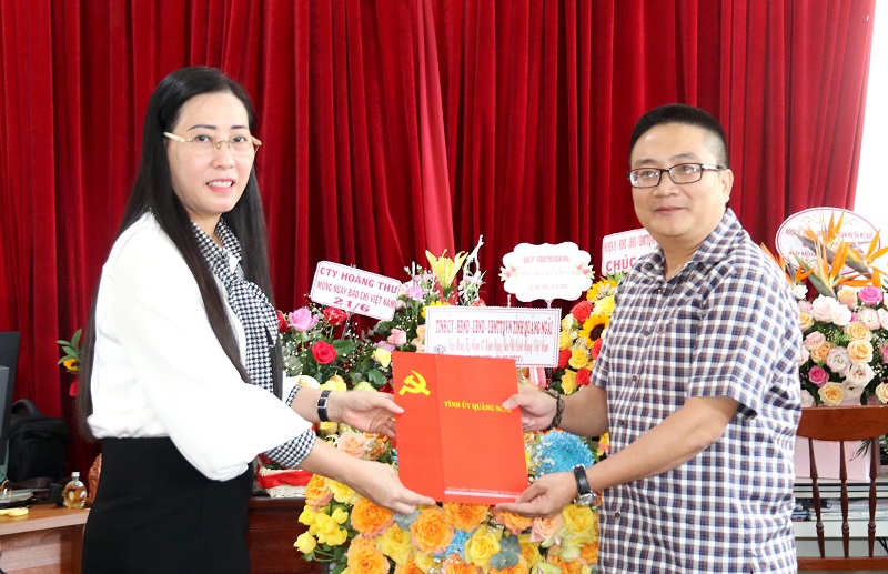 Bí thư Tỉnh ủy Bùi Thị Quỳnh Vân đến thăm, chúc mừng Cơ quan thường trú TTXVN tại Quảng Ngãi