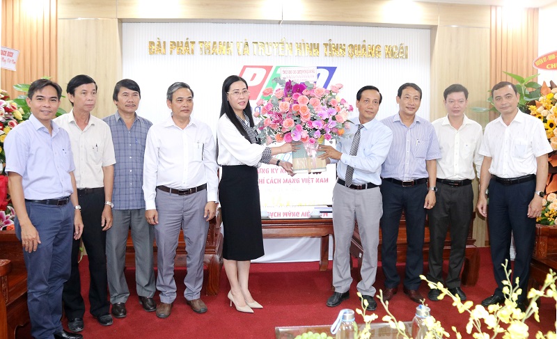 Bí thư Tỉnh ủy Bùi Thị Quỳnh Vân đến thăm, chúc mừng Đài Phát thanh và Truyền hình Quảng Ngãi
