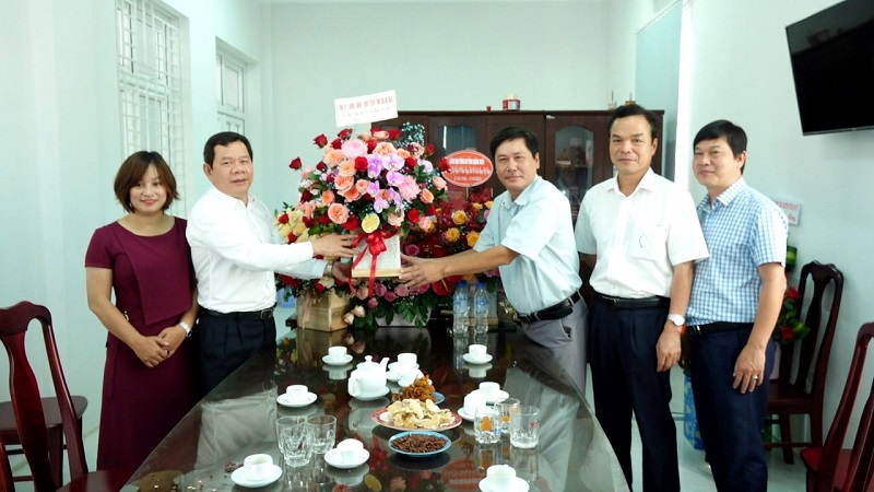 Chủ tịch UBND tỉnh Đặng Văn Minh đến thăm, chúc mừng Văn phòng thường trú Báo nhân dân