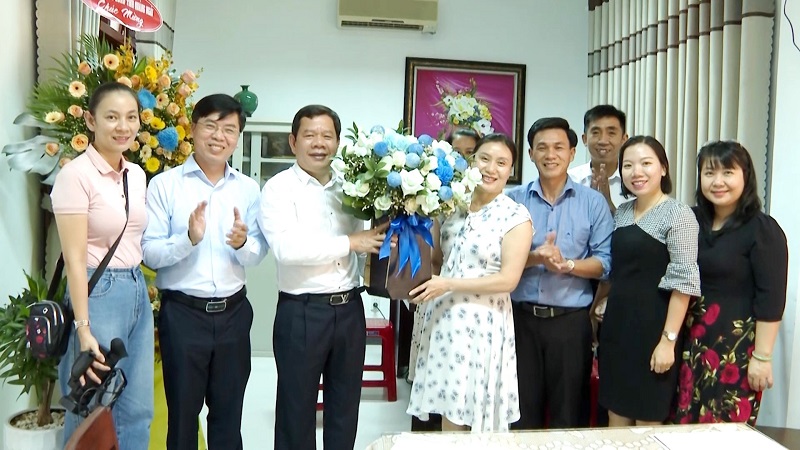 Chủ tịch UBND tỉnh Đặng Văn Minh đến thăm, chúc mừng Cổng thông tin điện tử tỉnh