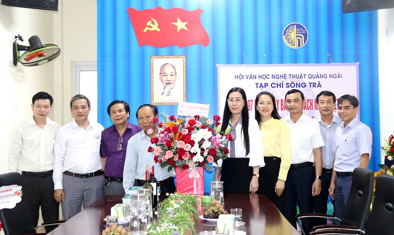 Bí thư Tỉnh ủy Bùi Thị Quỳnh Vân đến thăm, chúc mừng Tạp chí Sông Trà