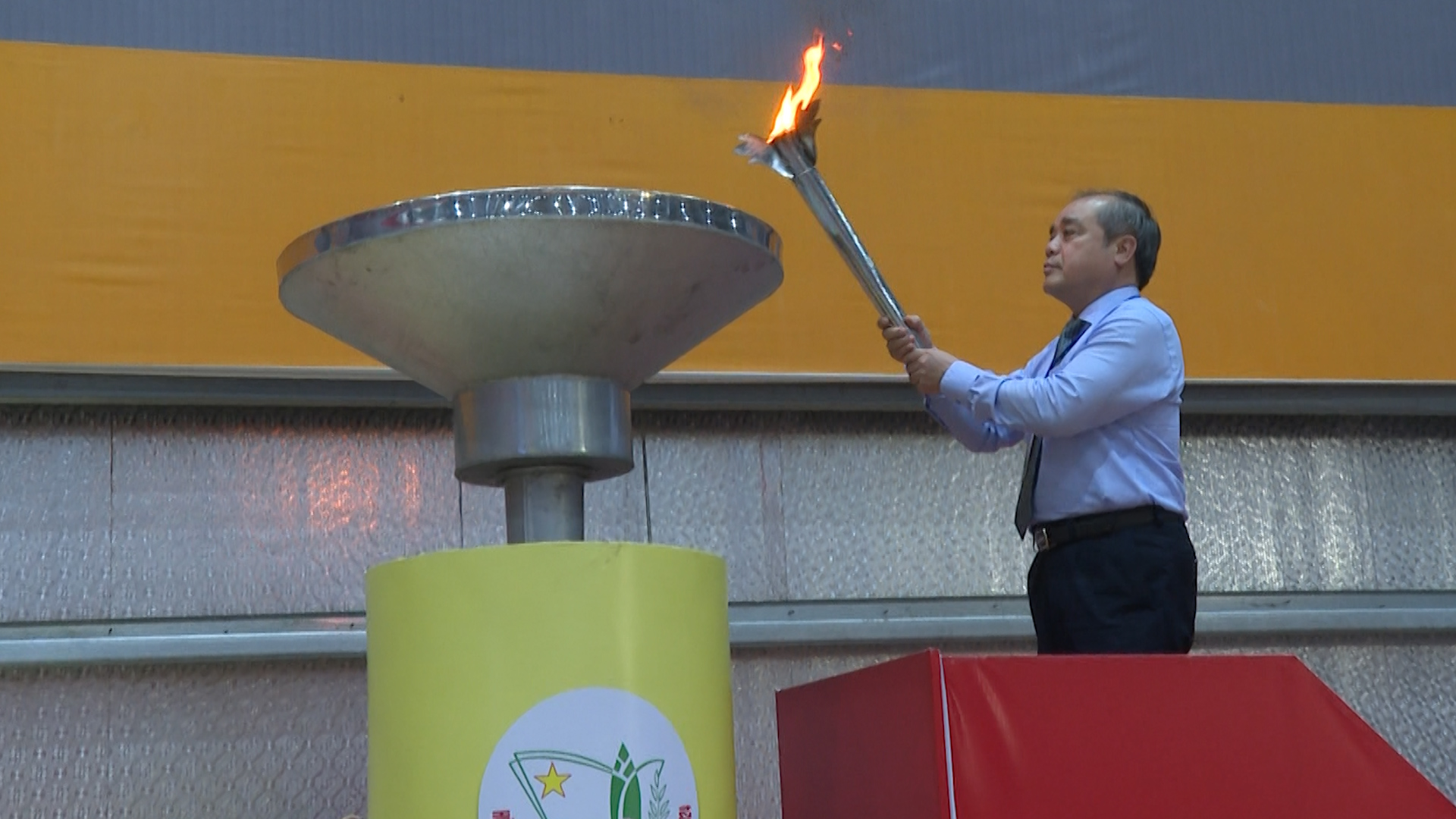 Phó Chủ tịch Thường trực UBND tỉnh Trần Hoàng Tuấn thắp lửa truyền thống, tặng cờ lưu niệm cho các đoàn tham gia hội thi(2)