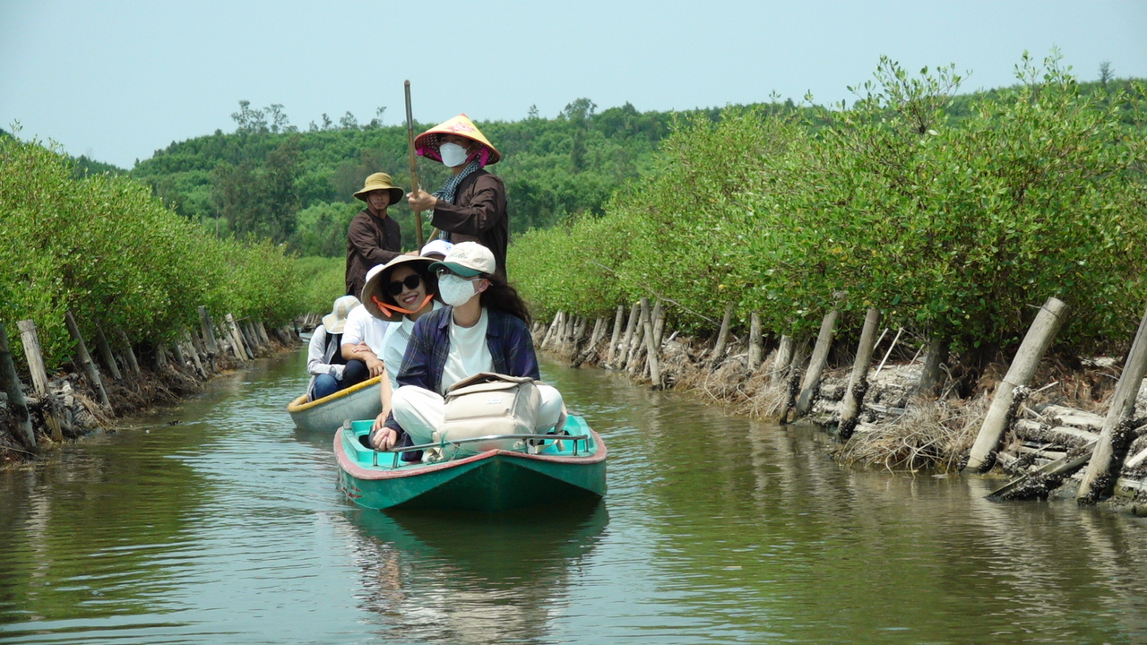 3. Đoàn đã đến tham quan, khảo sát mô hình du lịch cộng đồng tại Bàu Cá Cái, xã Bình Thuận (Bình Sơn).