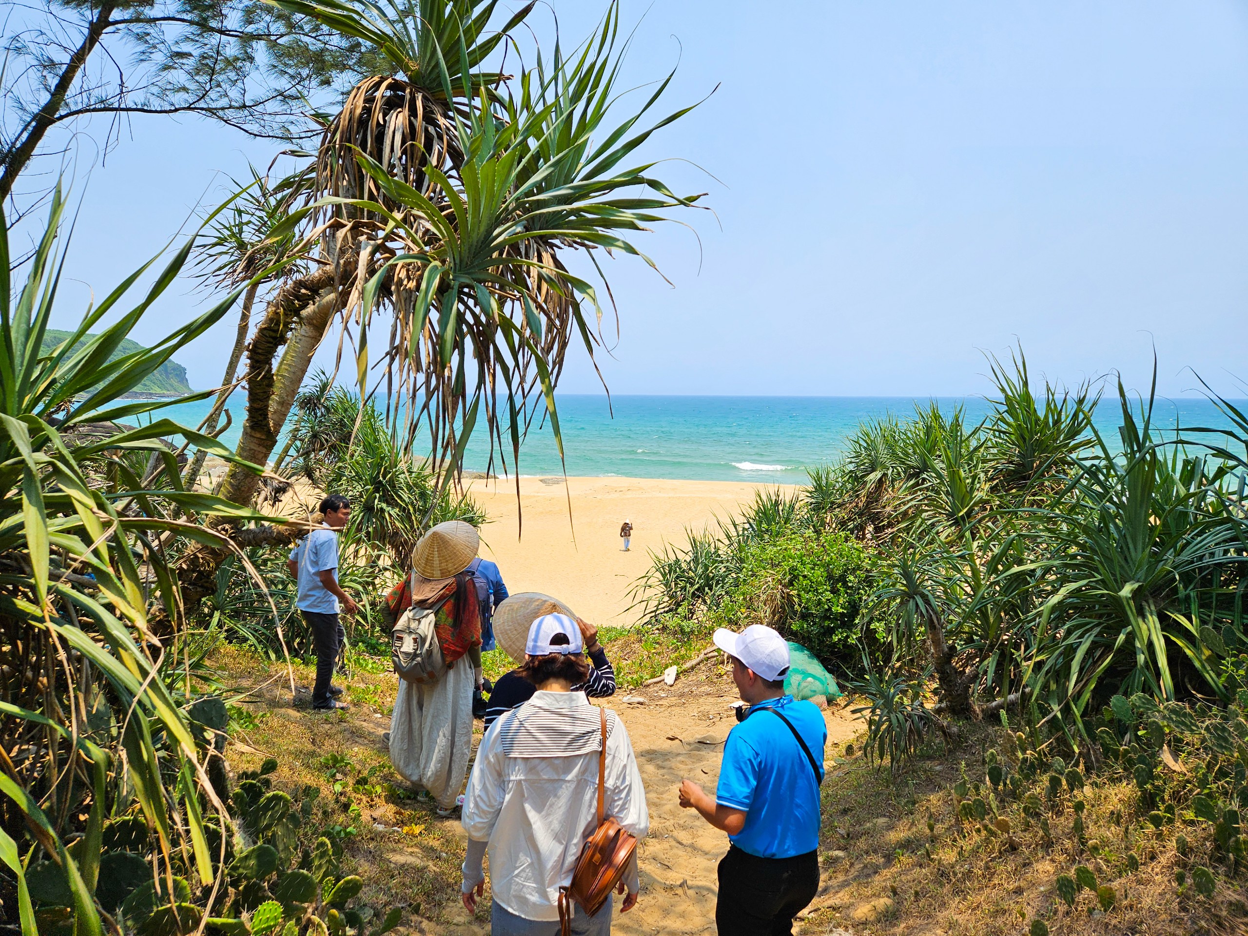 Đoàn đến tham quan bãi biển Hòn Cóc thuộc vịnh Dung Quất, xã Bình Thuận, huyện Bình Sơn – Nơi còn giữ nguyên vẻ đẹp hoang sơ, với bãi cát vàng và làn nước biển trong xanh biếc