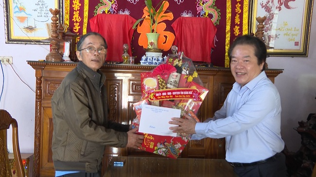 Lãnh đạo tỉnh thăm, tặng quà và chúc Tết gia đình người có công với cách mạng tiêu tiểu trên địa bàn huyện Trà Bồng