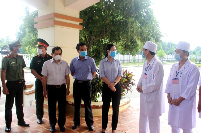 Bí thư Tỉnh ủy Bùi Thị Quỳnh Vân thăm Bệnh viện dã chiến và các Chốt kiểm tra y tế