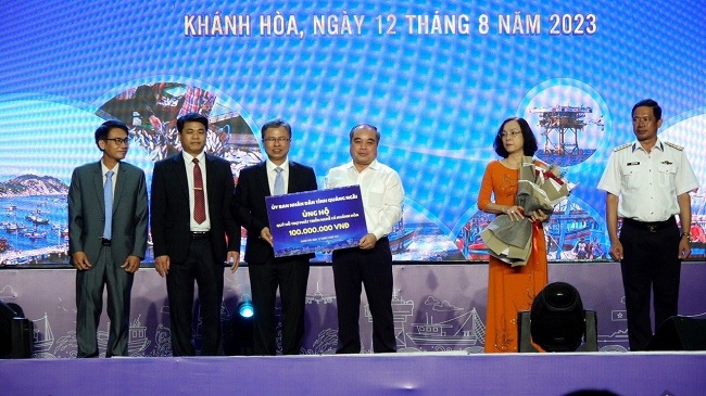 Quảng Ngãi ủng hộ 100 triệu đồng cho Quỹ hỗ trợ phát triển nghề cá Khánh Hòa