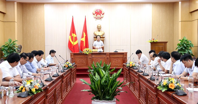 Phó Chủ tịch UBND tỉnh Võ Phiên làm việc với Ngành Y tế