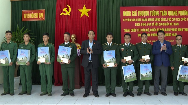 Phó Chủ tịch Quốc hội Trần Phương thăm, tặng quà và chúc Tết tại Quảng Ngãi