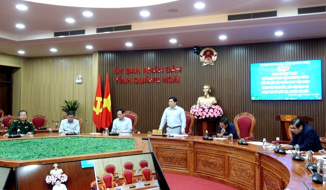 Phó Chủ tịch UBND tỉnh Trần Phước Hiền cho ý kiến đối với đề xuất nạo vét lòng dẫn, bãi bồi sông Vệ, đoạn qua xã Đức Lợi