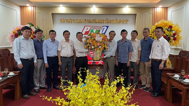 Chủ tịch UBND tỉnh Đặng Văn Minh thăm các cơ quan báo chí nhân kỷ niệm 98 năm Ngày Báo chí cách mạng Việt Nam