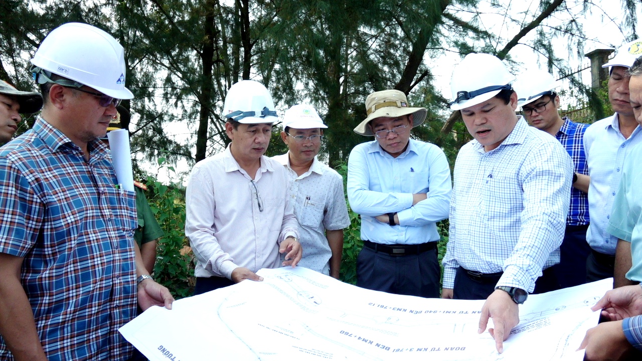 Phó Chủ tịch UBND tỉnh Trần Phước Hiền kiểm tra tình hình thực hiện một số dự án trên địa bàn KKT Dung Quất