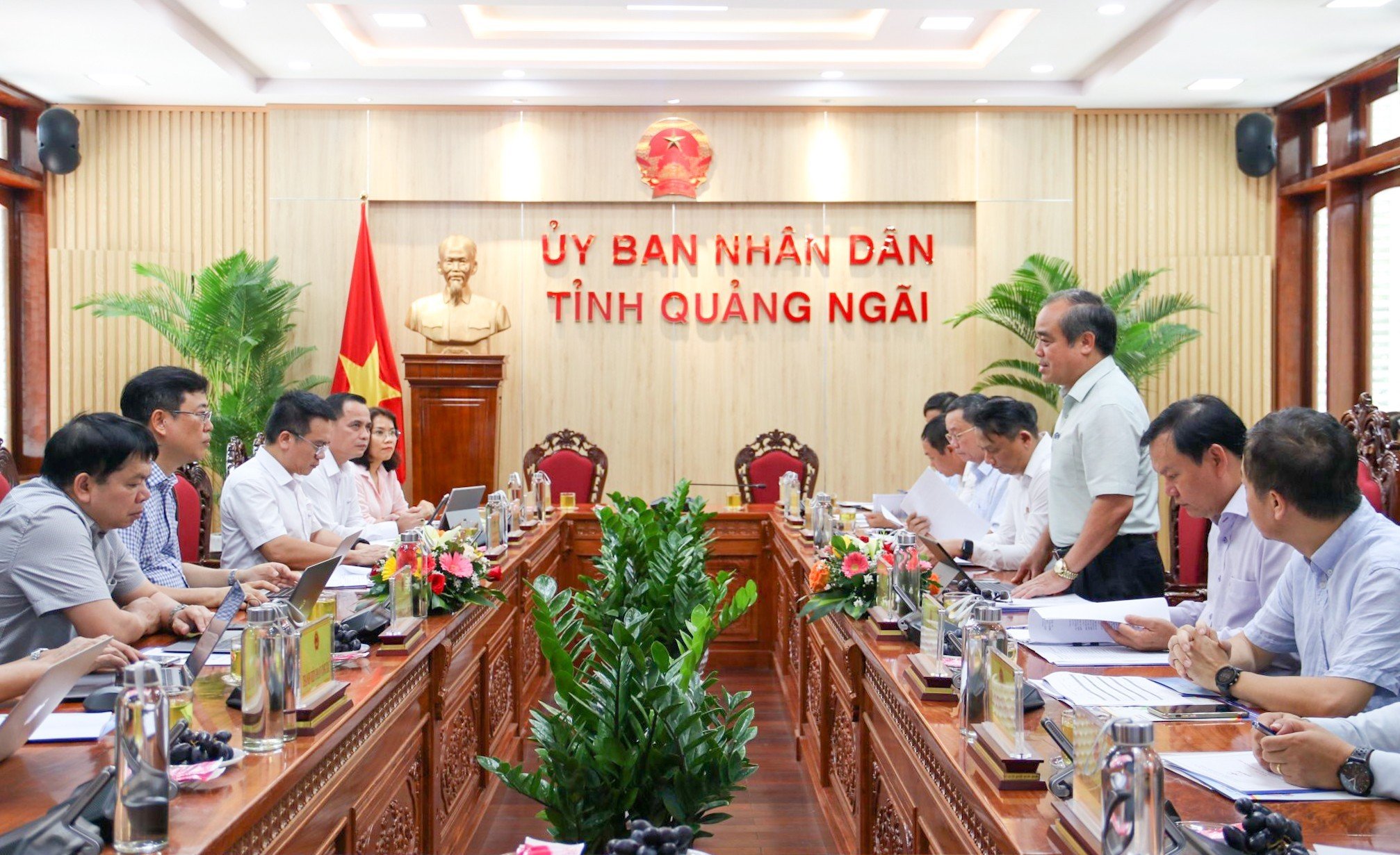 Phó Chủ tịch Thường trực UBND tỉnh Trần Hoàng Tuấn làm việc với Tập đoàn Điện lực Việt Nam