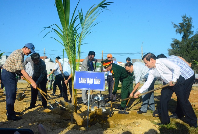 Chủ tịch UBND tỉnh dự lễ phát động Tết trồng cây tại thành phố Quảng Ngãi
