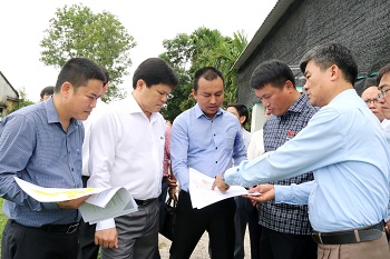 Phó Bí thư Thường trực Tỉnh ủy Đặng Ngọc Huy khảo sát, xem xét kiến nghị của cử tri xã Tịnh Thọ, huyện Sơn Tịnh
