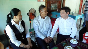 Chủ tịch UBND tỉnh Đặng Văn Minh thăm gia đình chính sách tại thị xã Đức Phổ