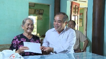 Phó Chủ tịch Thường trực UBND tỉnh Trần Hoàng Tuấn thăm, tặng quà các gia đình người có công tiêu biểu huyện Trà Bồng