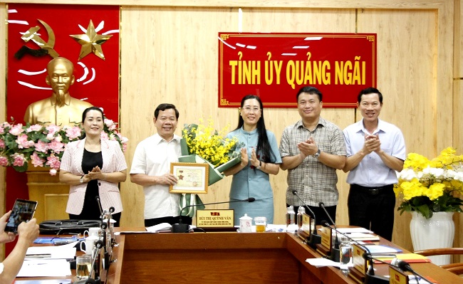 Chủ tịch UBND tỉnh Đặng Văn Minh vinh dự nhận Kỷ niệm chương “Vì sự nghiệp Đại đoàn kết dân tộc