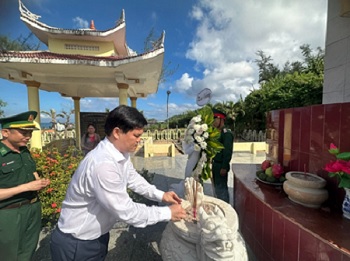 Phó Chủ tịch UBND tỉnh Trần Phước Hiền viếng nghĩa trang liệt sỹ và thăm, tặng quà các gia đình người có công tiêu biểu ở Lý Sơn