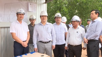 Phó Chủ tịch UBND tỉnh Trần Phước Hiền kiểm tra mỏ vật liệu phục vụ thi công đường bộ cao tốc, đoạn Quảng Ngãi - Hoài Nhơn