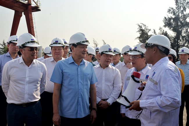 Phó Thủ tướng Lê Minh Khái làm việc với Công ty Công nghiệp Tàu thủy Dung Quất