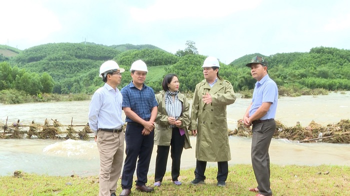 Phó Chủ tịch UBND Trần Phước Hiền kiểm tra công tác khắc phục các điểm sạt lở tại huyện Sơn