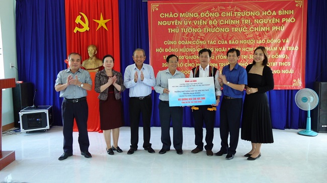 Nguyên Phó Thủ tướng Chính phủ Trương Hòa Bình tặng quà cho học sinh tại huyện Trà Bồng