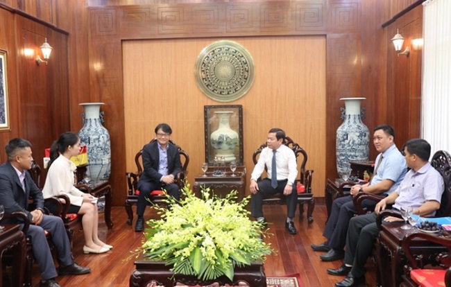 Chủ tịch UBND tỉnh Đặng Văn Minh cam kết tạo điều kiện thuận lợi nhất để Doosan Vina ngày càng phát triển