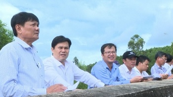 Phó Chủ tịch UBND tỉnh Trần Phước Hiền kiểm tra công tác phòng chống thiên tai tại thị xã Đức Phổ