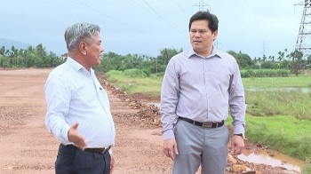 Phó Chủ tịch UBND Trần Phước Hiền kiểm tra công tác ứng phó mưa lớn của huyện Nghĩa Hành