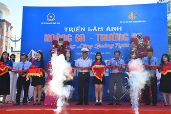 Chủ tịch UBND tỉnh Đặng Văn Minh dự Triển lãm ảnh “Hoàng Sa - Trường Sa trong lòng Quảng Ngãi