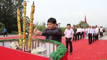 Phó chủ tịch UBND tỉnh Trần Phước Hiền dâng hương tưởng niệm liệt sĩ Gạc Ma