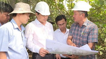 Phó Chủ tịch UBND tỉnh Trần Phước Hiền kiểm tra các khu vực ngập úng cục bộ theo kiến nghị của cử tri