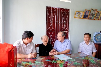Phó Chủ tịch Thường trực UBND tỉnh Trần Hoàng Tuấn thăm và tặng quà mẹ Việt Nam anh hùng tại huyện Nghĩa Hành