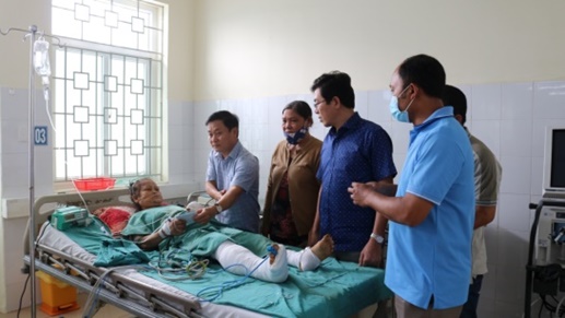 Lãnh đạo huyện Tư Nghĩa thăm hỏi nạn nhân bị tai nạn giao thông đặc biệt nghiêm trọng