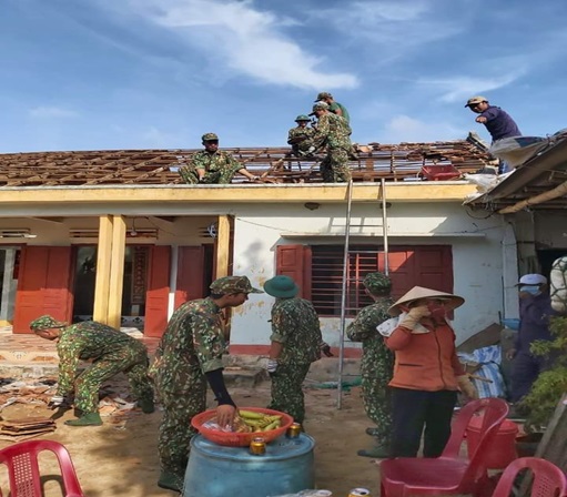 Bộ đội giúp dân Lý Sơn dựng lại nhà cửa sau bão số 9