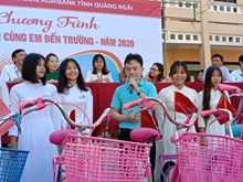 Ngân hàng Agribank Quảng Ngãi trao tặng 20 xe đạp cho học sinh nghèo Lý Sơn