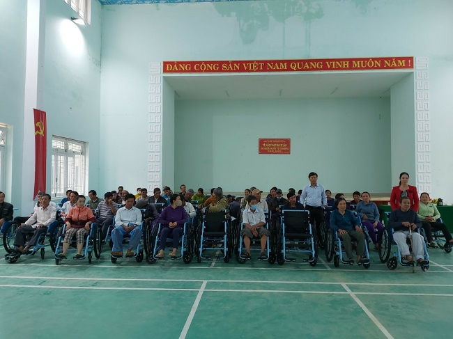 Trao 100 triệu đồng hỗ trợ Trung tâm Nuôi dạy trẻ khuyết tật Võ Hồng Sơn