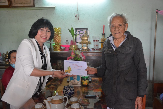 Lãnh đạo huyện Sơn Tịnh thăm, tặng quà Tết cho các gia đình chính sách