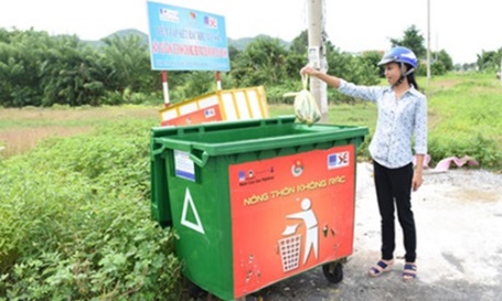 Đổ rác đúng nơi quy định, đảm bảo vệ sinh môi trường