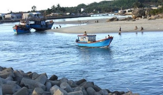 Nạo vét, thông luồng ra vào cảng cá Sa Huỳnh