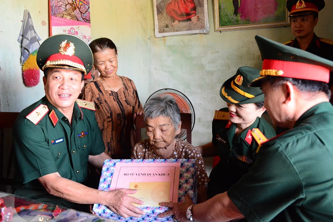 Thiếu tướng Trương Thiên Tô, Phó Chính ủy Quân khu 5 thăm, tặng quà gia đình chính sách