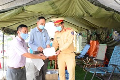 Sơn Tịnh trao 30 triệu đồng hỗ trợ công tác phòng chống dịch COVID-19