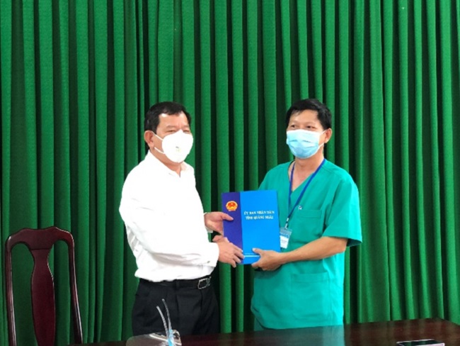 Chủ tịch UBND tỉnh Đặng Văn Minh thăm cán bộ, nhân viên Bệnh viện Điều trị bệnh nhân Covid-19 tỉnh