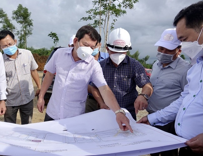 Chủ tịch UBND tỉnh Đặng Văn Minh kiểm tra thực tế các dự án phục vụ tái định cư Khu kinh tế Dung Quất