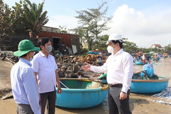Phó Chủ tịch UBND tỉnh Trần Phước Hiền kiểm tra tình hình sạt lở bờ biển xã Bình Châu